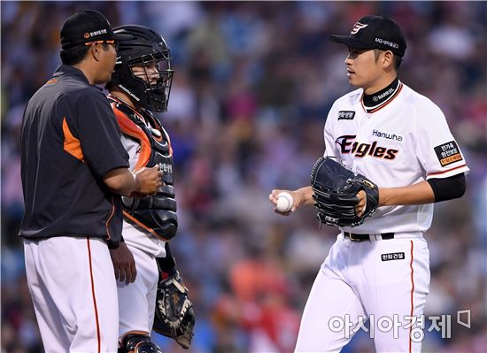 [포토]강판되는 한화 선발 이태양