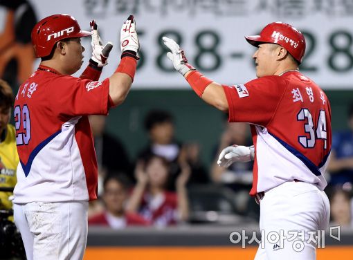 [포토]최형우, '추가 투런포 하이파이브'