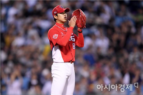 [포토]박수치는 KIA 선발 임기영