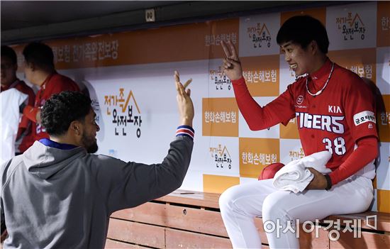 [포토]임기영-헥터, '승리 예감 세리머니'