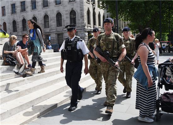 [포토]'테러 공포' 런던 시내 투입된 무장군인