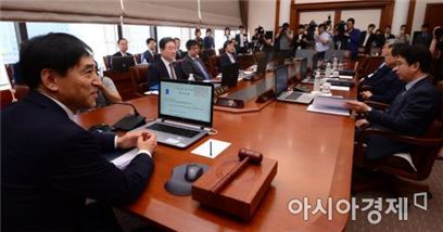 "완화적 통화정책, 금융불안정 야기" vs "유지해야"…금통위원 의견차 부각 