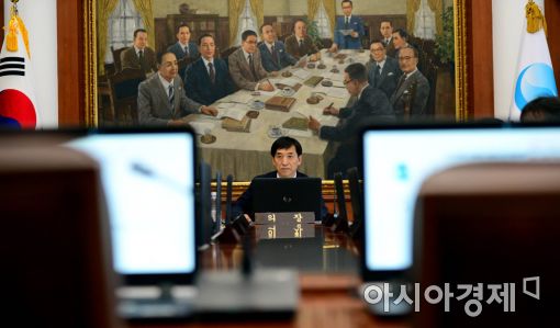 이주열 한국은행 총재가 지난달 25일 금통위 회의를 주재하고 있는 모습. 이 총재 뒤로 '제1차 금통위 회의'를 그린 그림이 자리하고 있다. 