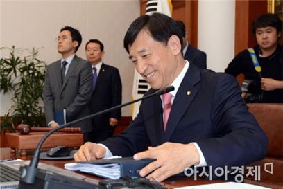 이주열 한국은행 총재가 25일 오전 서울 중구 한국은행에서 열린 금융통화위원회 회의에 참석하고 있다.