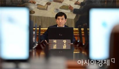 이주열 한국은행 총재가 25일 오전 서울 중구 한국은행 본관에서 열린 금융통화위원회에 참석하고 있다.