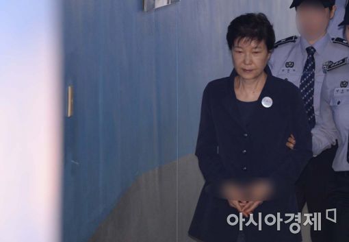 25일 박근혜 전 대통령이 2차 공판에 참석하기 위해 호송차에서 내려 법정으로 이동하고 있다.