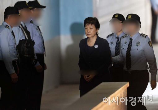 [포토]법정으로 향하는 박근혜 전 대통령 