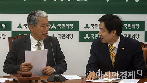 [포토]이야기 나누는 국민의당 원내지도부
