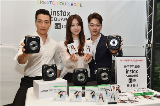 스무살 된 즉석카메라 '인스탁스', 디카와 만나 변신 꿈꾸다(종합)