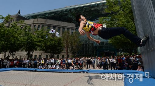 [포토]서울광장에서 열린 서커스