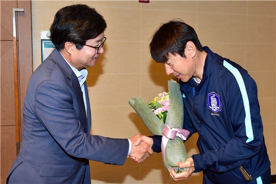 염태영시장 "수원월드컵경기장서 우승컵 들어올리자"