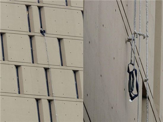 2012년 발생한 탈옥사건 당시 교도소 모습. 2명의 탈옥수는 좁은 창 밑으로 구멍을 낸 뒤 침대 시트를 잘라 제작한 밧줄로 27층 마천루에서 탈출에 성공했다.