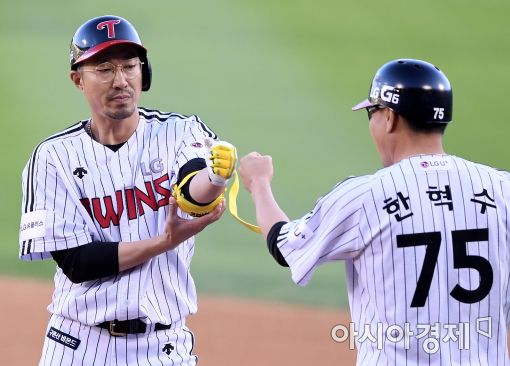 [포토]정성훈, '한 점 더 달아납니다'