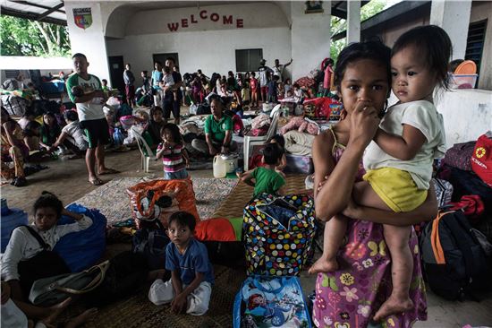 [포토]군인 손잡고…피난길 오른 필리핀 아이들