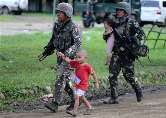 [포토]군인 손잡고…피난길 오른 필리핀 아이들