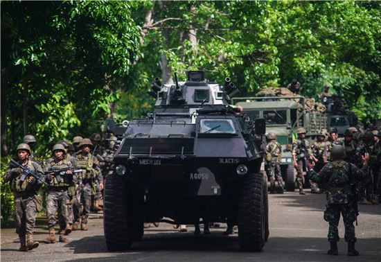 [포토]'IS 격퇴' 장갑차 투입한 필리핀