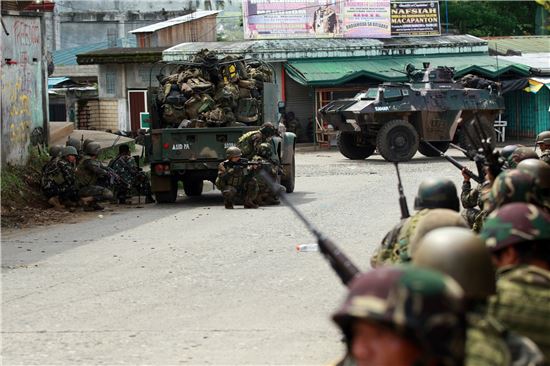 [포토]'IS 격퇴' 장갑차 투입한 필리핀