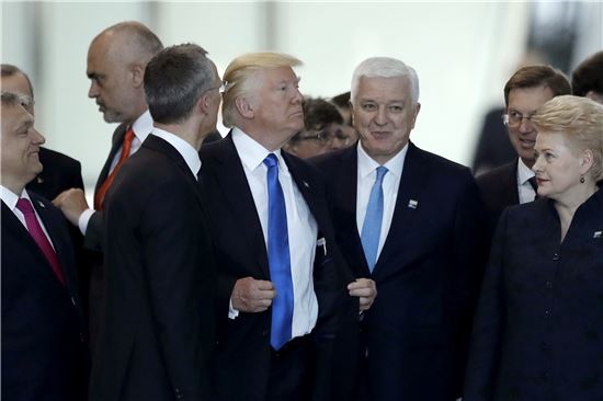 도널드 트럼프 대통령이 몬테네그로의 두스코 마르코비치 총리를 밀어낸 후 앞자리에 서고 있다. (사진=AP연합)