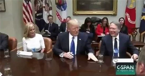도널드 트럼프 대통령이 다른 사람의 물잔을 밀어내는 모습. (사진=유튜브 영상 캡처) 