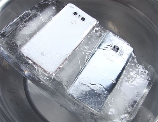 얼음 속에 갇혔던 갤럭시S8(오른쪽)과 G6가 해동과정에서 모습을 드러내고 있다. <자료=유튜브>

