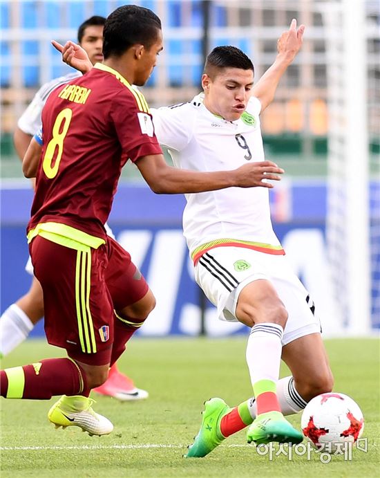 [포토]공 다투는 시스네로스