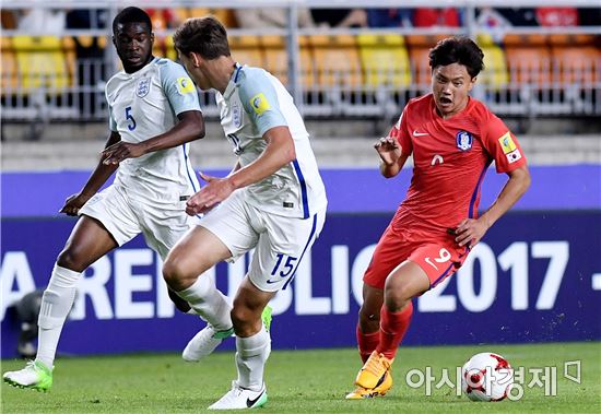 [포토]조영욱, '두 명의 수비를 뚫고'