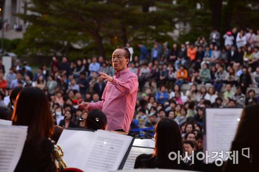 [포토]금난새가 이끄는 고궁 음악회