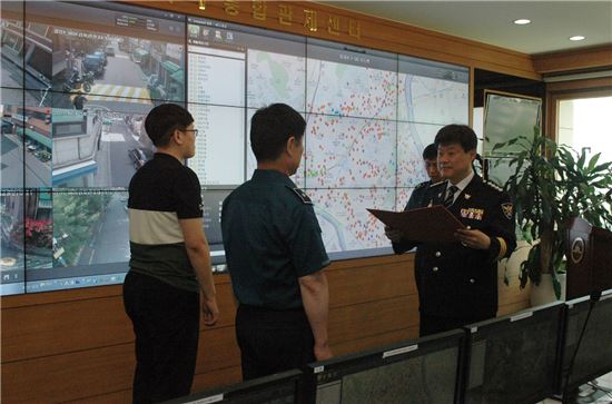 25일 동대문구청 CCTV 통합관제센터에서 진행된 FTX 훈련유공 상장 수여식에서 정훈도 동대문경찰서장(오른쪽)이 관제센터 직원들에게 상장을 전달하고 있다.