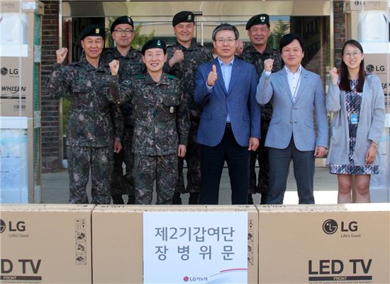 LG이노텍, 육군 제2기갑여단 위문품 전달