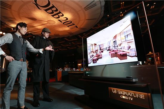LG전자가 27일 그랜드 하얏트 서울 호텔서 열린 영국 엘리자베스 2세 여왕 생일 행사에 LG 시그니처 올레드 TV W를 전시했다. 행사에 참가한 관람객들이 LG 시그니처 올레드 TV W를 살펴보고 있다. 
