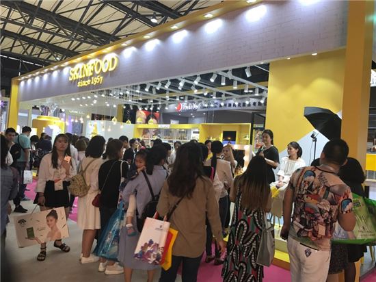 23~25일 상하이에서 열린 '2017 중국 뷰티 박람회(China Beauty Expo 2017)’ 스킨푸드 부스가 중국인들로 북적이고 있다. 