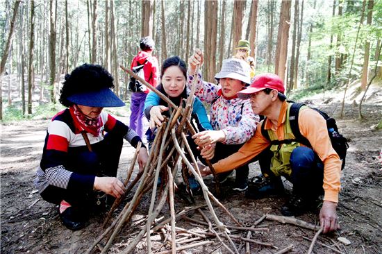 [포토]광주시 동구,‘암경험자 편백나무 숲 체험’프로그램 운영