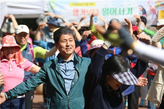 구민들과 함께 준비운동을 하고 있는 김영배 성북구청장