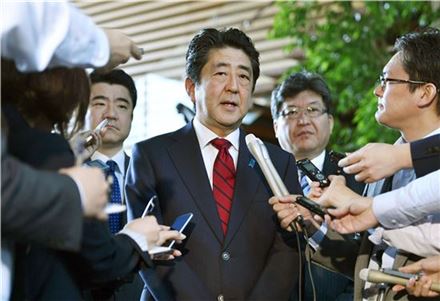 아베 신조 일본 총리가 29일 총리 관저에서 이날 새벽 발생한 북한 미사일 발사에 대한 입장을 밝히고 있다. (사진= AP연합뉴스)