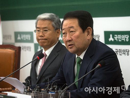 박주선 국민의당 비상대책위원장(오른쪽)