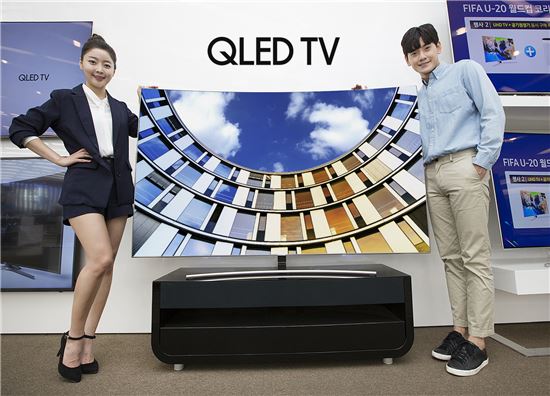 삼성전자 모델들이 29일 QLED TV 'Q8(커브드)' 75형을 소개하고 있다. 삼성전자는 QLED TV의 대형 라인업인 평면 타입의 'Q7'과 커브드 타입의 'Q8' 등 QLED TV 75형2종을 출시하며 기존 55형·65형에 75형을 더한 다양한 라인업으로 소비자 선택의 폭을 넓혔다.