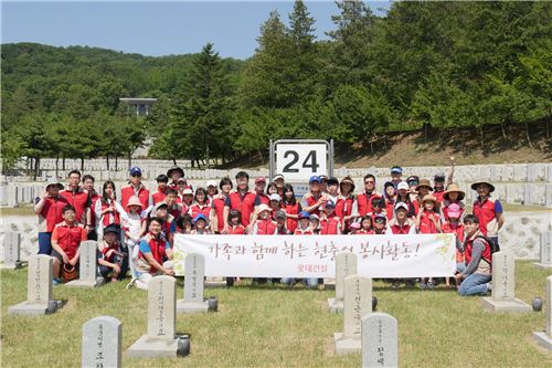 롯데건설 임직원 가족들이 지난 27일 자매결연을 맺은 국립서울현충원 24번 묘역에서 봉사활동을 한 뒤 단체사진을 찍고 있다. 