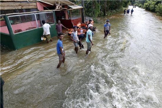 [포토]폭우에 잠긴 길 걷는 스리랑카 사람들