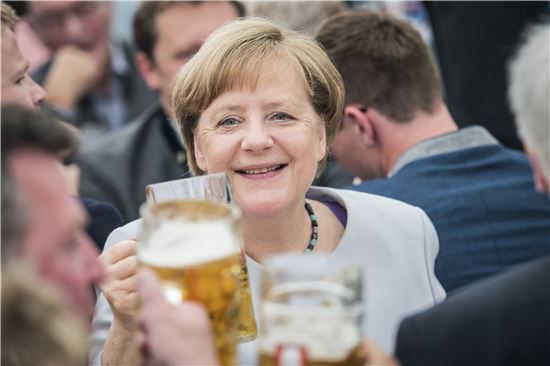 ▲앙겔라 메르켈 독일 총리가 28일(현지시간) 뮌헨에서 열린 정당행사에서 맥주잔을 들고 환하게 웃고 있다.(사진=EPA연합뉴스)