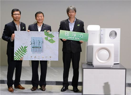 김용성 코웨이 해외사업본부장(가운데)이 지난 26일 대만 타이베이 네이후에서 열린 공기청정기 신제품 출시 행사에 참석해 관계자들과 기념촬영을 하고있다. 