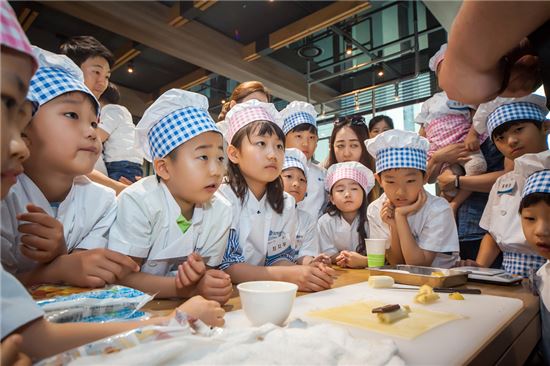 삼천리가 지난 27일 '차이나797' 서울 광화문점에 진행한 '자녀와 함께 하는 쿠킹클래스'에 참석한 아이들이 요리과정을 유심히 지켜보고 있다. 
