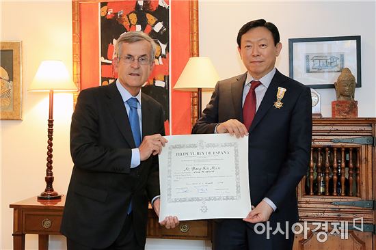 신동빈 롯데그룹 회장(사진 오른쪽)이 지난 18일 서울 한남동 주한 스페인 대사관저에서 스페인 최고 권위의 '이사벨 여왕 십자문화대훈장'을 받았다. 수훈식 후 곤살로 오르띠스 디에르 토르토사 주한 스페인 대사와 신 회장이 기념 사진 촬영을 하는 모습(롯데그룹 제공)
