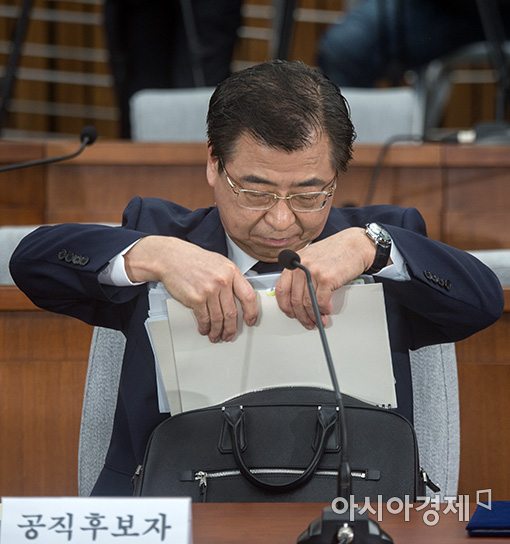 [포토]자료 꺼내는 서훈 국정원장 후보자