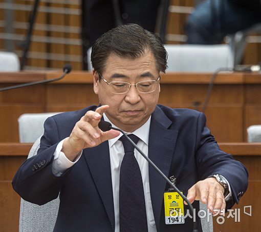 [포토]마이크 바로 잡는 서훈 국정원장 후보자