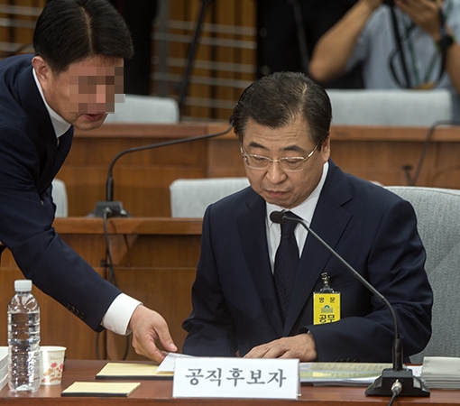 [포토]보고 받는 서훈 국정원장 후보자
