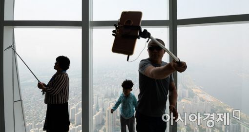 [포토]미세먼지 뒤덮인 도심을 배경으로