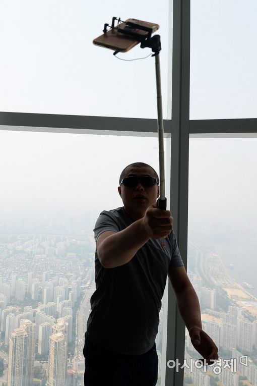 [포토]미세먼지 뒤덮인 도심을 배경으로