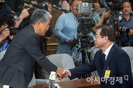 [포토]인사 나누는 서훈·김동철