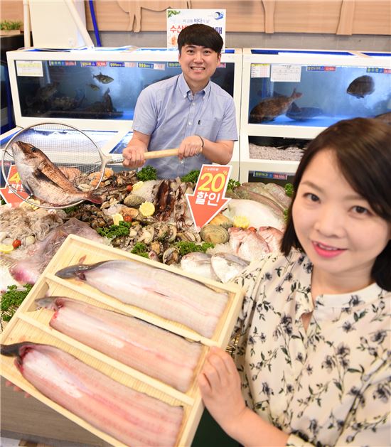 29일 서울 서초구 농협하나로마트 양재점에서 '바다의 날'을 맞아모델들이신선한 우리 해산물을 선보이고 있다