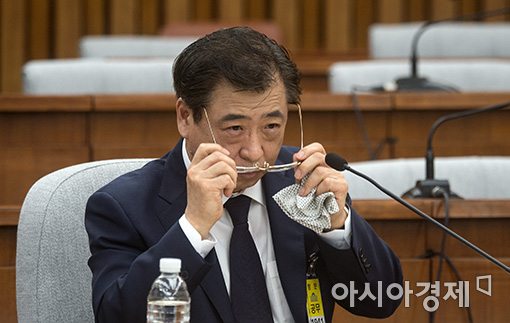 [포토]안경쓰는 서훈 국정원장 후보자